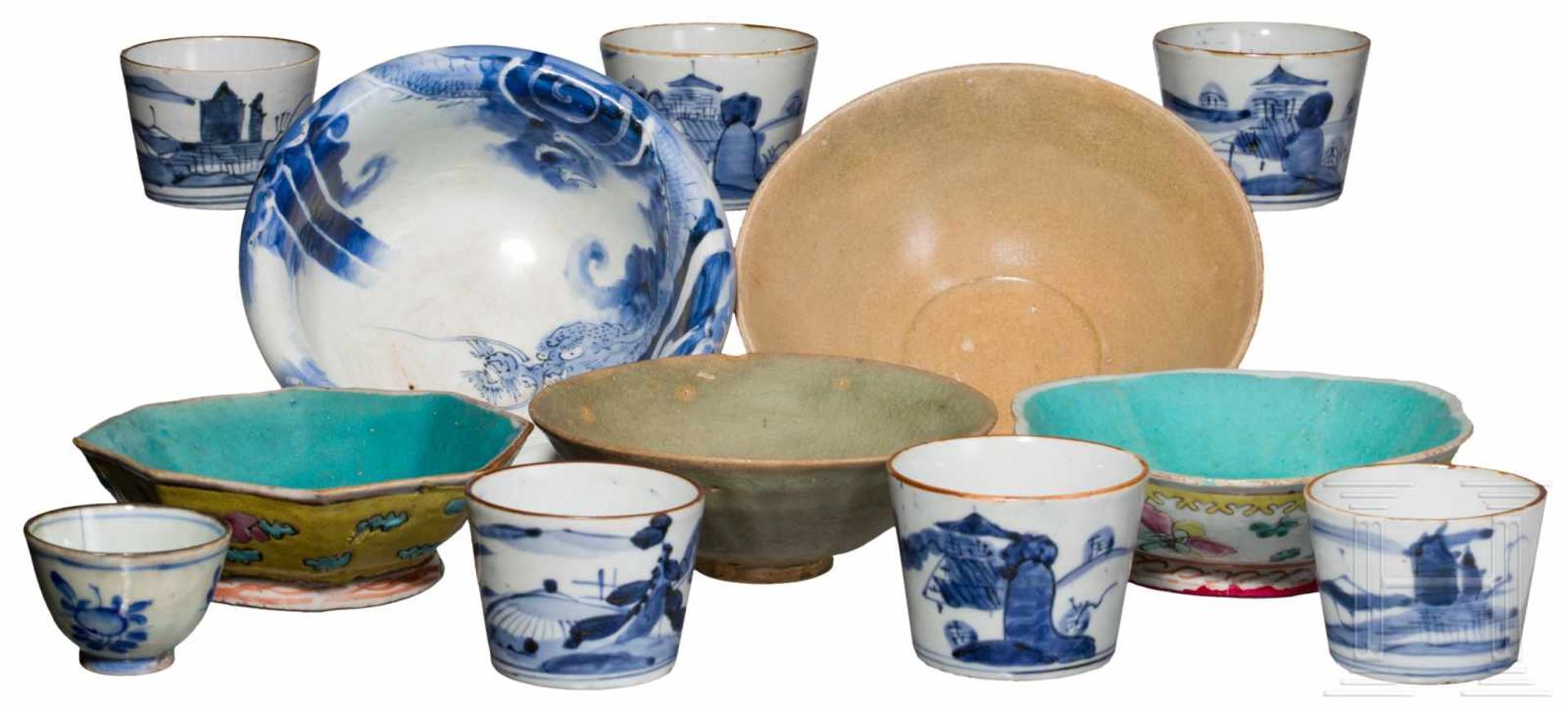 Zwölf Teile Porzellan und Keramik, Japan/China, 18. - 20. Jhdt.Darunter sieben japanische Becher
