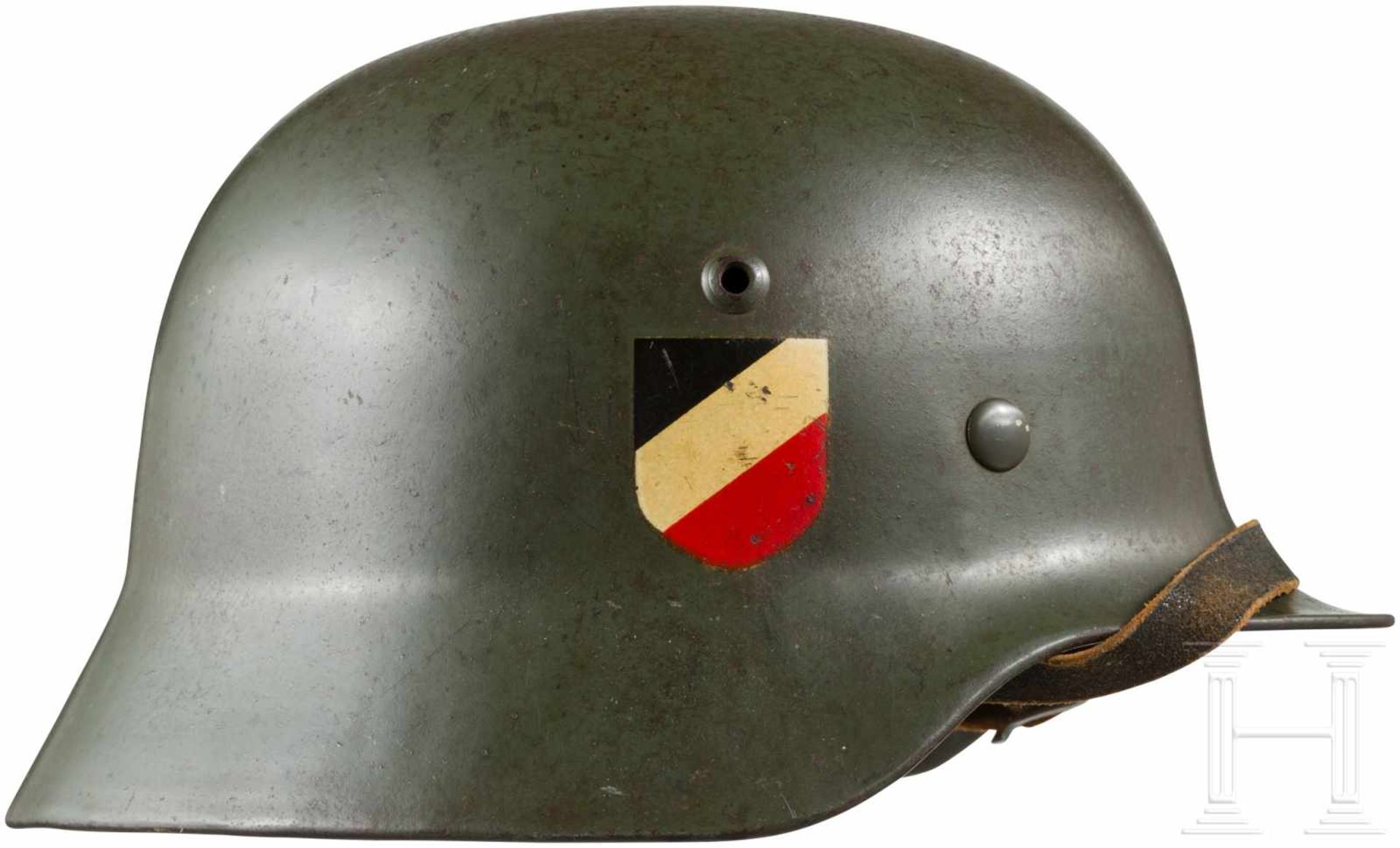 Stahlhelm M 35 des Heeres mit beiden AbzeichenGlocke mit separat eingesetzten Belüftungsnieten und - Bild 2 aus 6