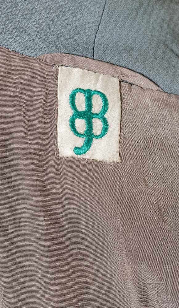 Eva Braun - leichter, blaugrüner MantelFeines, strukturiertes Tuch mit drei tuchgedeckten Knöpfen. - Image 3 of 3