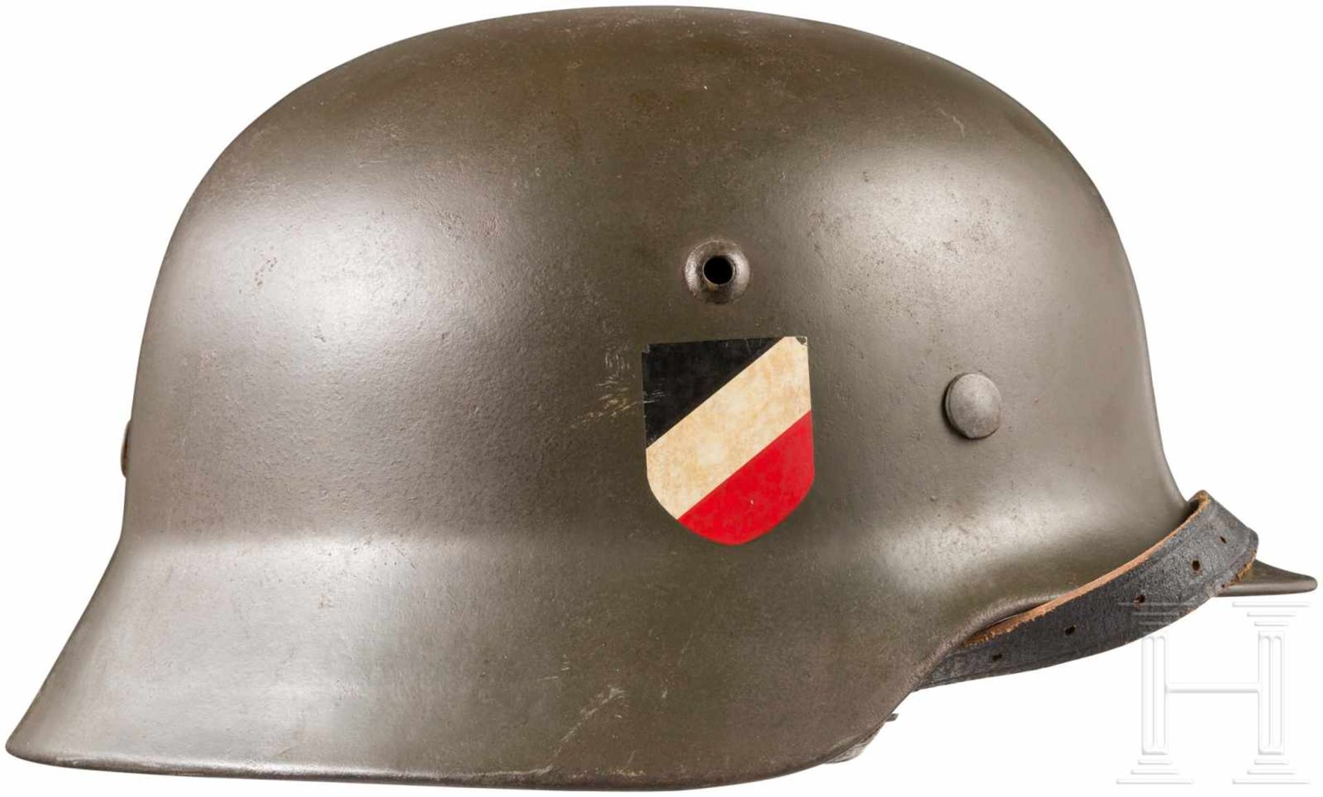 Stahlhelm M 35 des Heeres mit beiden AbzeichenGlocke mit feldgrauer Originallackierung, separat - Bild 2 aus 5