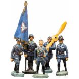 Konvolut Elastolin - fünf DLV Figuren, darunter Göring in Luftwaffenuniform, und ein Fahnenträger7