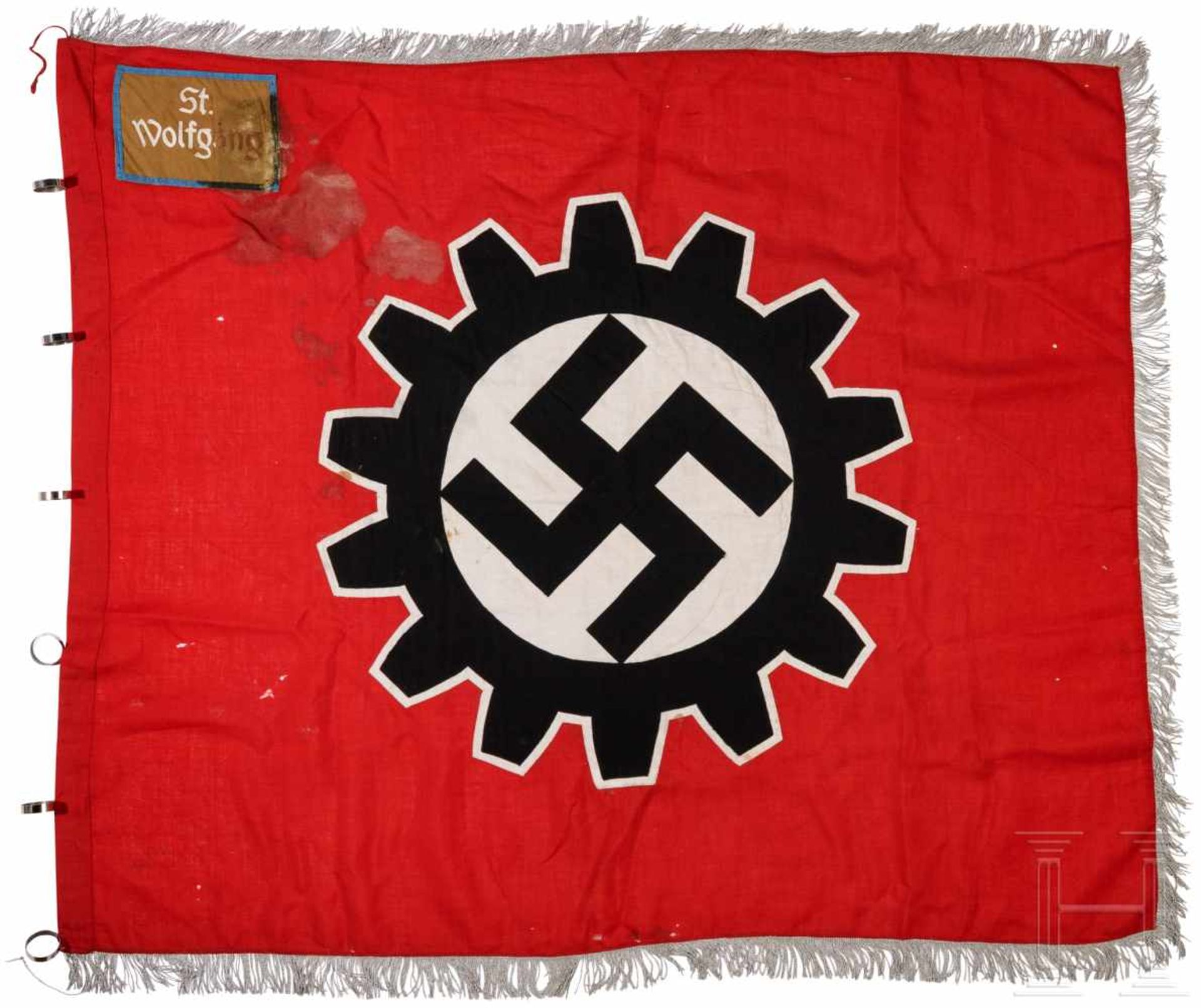 Fahne der DAF-Ortsgruppe St. WolfgangRotes Fahnenleinen mit dreiseitigem, silbernem Fransenbehang, - Bild 2 aus 2