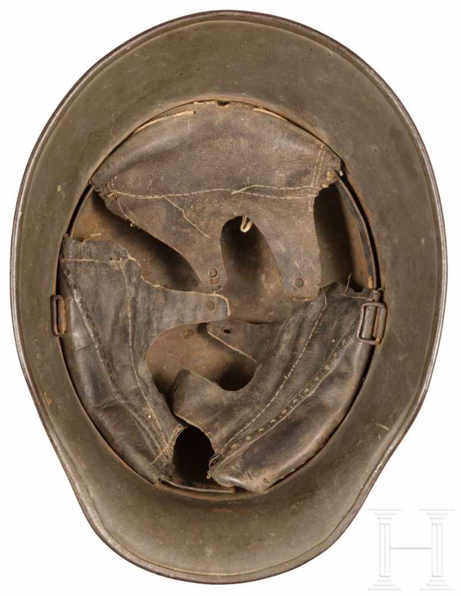 Stahlhelm M 18Feldgrau überlackierte Glocke mit unleserlicher Schlagstempelung "AL 64" (?). Seitlich - Bild 3 aus 4