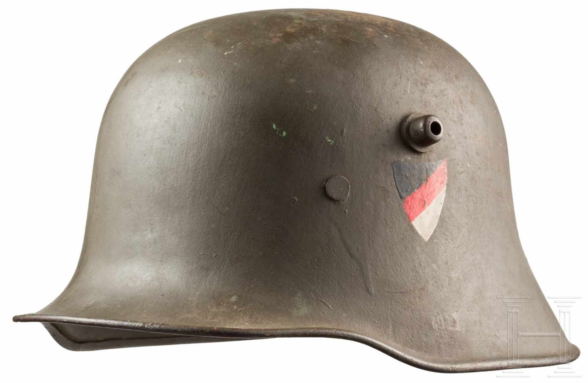 Stahlhelm M 18Feldgrau überlackierte Glocke mit unleserlicher Schlagstempelung "AL 64" (?). Seitlich