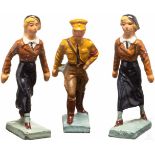 Drei Lineol HJ bzw. BDM Figuren im Marsch, u.a. eine FührerinDrei politische Figuren, Lineol, 7 cm-