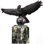 Anton Büschelberger (1869 - 1934) - Adler auf WeltkugelBronze, patiniert, darstellend einen nach