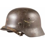 Helm M 35 mit beiden EmblemenGlocke mit originaler LW-blauer Lackierung, im Nacken mit undtl. "D8"