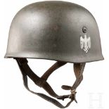 Stahlhelm M 38 für Fallschirmjäger des Heeres mit einem AbzeichenGlocke mit feldgrauer,