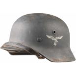 Stahlhelm M 40 der Luftwaffe mit einem AbzeichenDie Glocke mit originaler, außenseitig grau-blauer