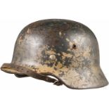 Helm M 35 der Luftwaffe mit Tarnlackierung (Afrikakorps), mit beiden EmblemenGlocke mit orig. LW-