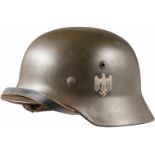 Stahlhelm M 35 des Heeres mit beiden AbzeichenGlocke mit feldgrauer Originallackierung, separat