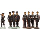 Konvolut Elastolin - acht SS-Figuren, dabei vier LAH-Soldaten, das Gewehr abgesetzt7 cm-Serie,