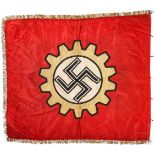 Fahne für DAF-MusterbetriebeRote Seidenfahne mit dreiseitigem, goldenem Fransenrand und beidseitig