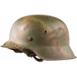 Stahlhelm M 42 mit TarnanstrichAußenseitiger, dreifarbiger Tarnanstrich (Sumpftarnmuster) mit