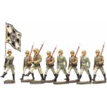 Konvolut Elastolin - acht Soldaten des Heers im neuen und im Stechschritt, mit Fahnenträger7 cm-