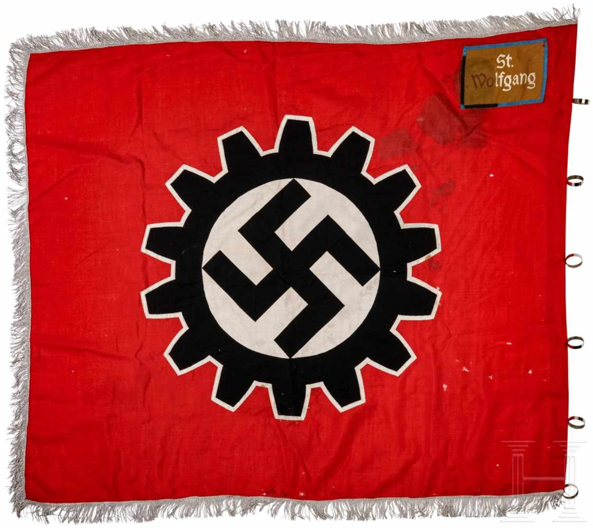 Fahne der DAF-Ortsgruppe St. WolfgangRotes Fahnenleinen mit dreiseitigem, silbernem Fransenbehang,