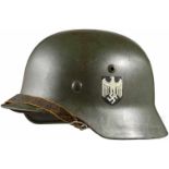 Stahlhelm M 35 des Heeres mit beiden AbzeichenGlocke mit separat eingesetzten Belüftungsnieten und