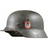 Stahlhelm M 36 mit beiden AbzeichenOriginale feldgraue Raulackierung (flugrostig) mit zu 90%