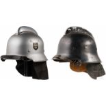 Feuerwehr-Stahlhelm M 34 in der Paradeausführung und mit zwei Emblemen, weiterer Helm