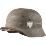 Stahlhelm M 35 des Heeres mit einem AbzeichenGlocke mit innenseitiger feldgrauer