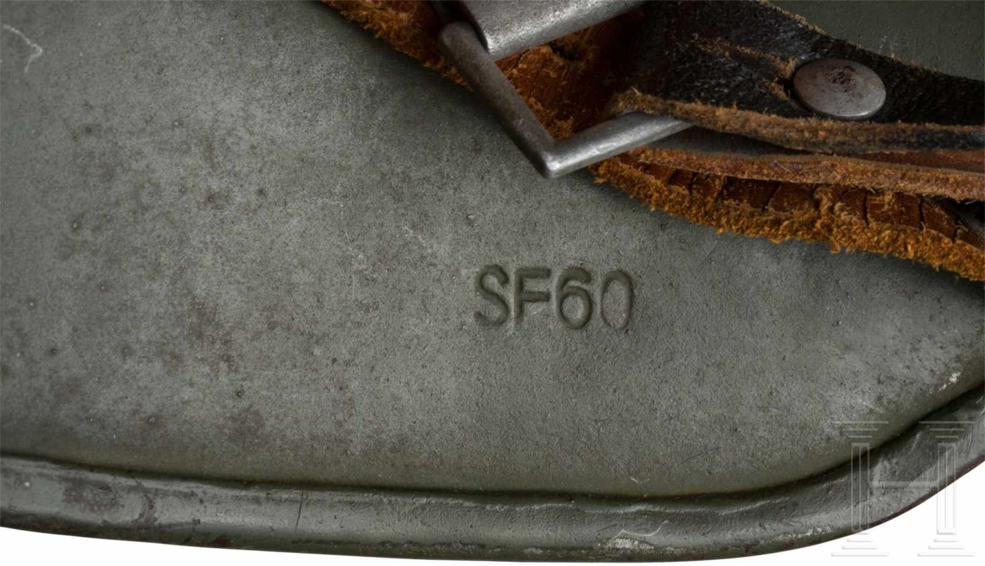 Stahlhelm M 35 des Heeres mit beiden AbzeichenGlocke mit separat eingesetzten Belüftungsnieten und - Bild 4 aus 6