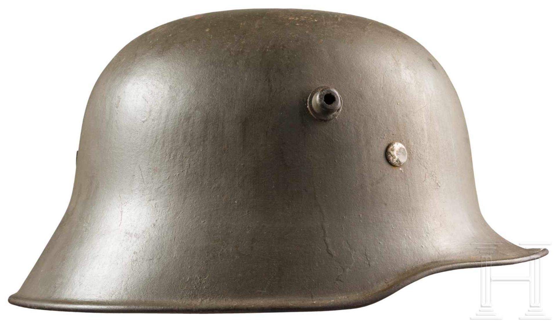 Stahlhelm M 18Feldgrau überlackierte Glocke mit unleserlicher Schlagstempelung "AL 64" (?). Seitlich - Bild 2 aus 4