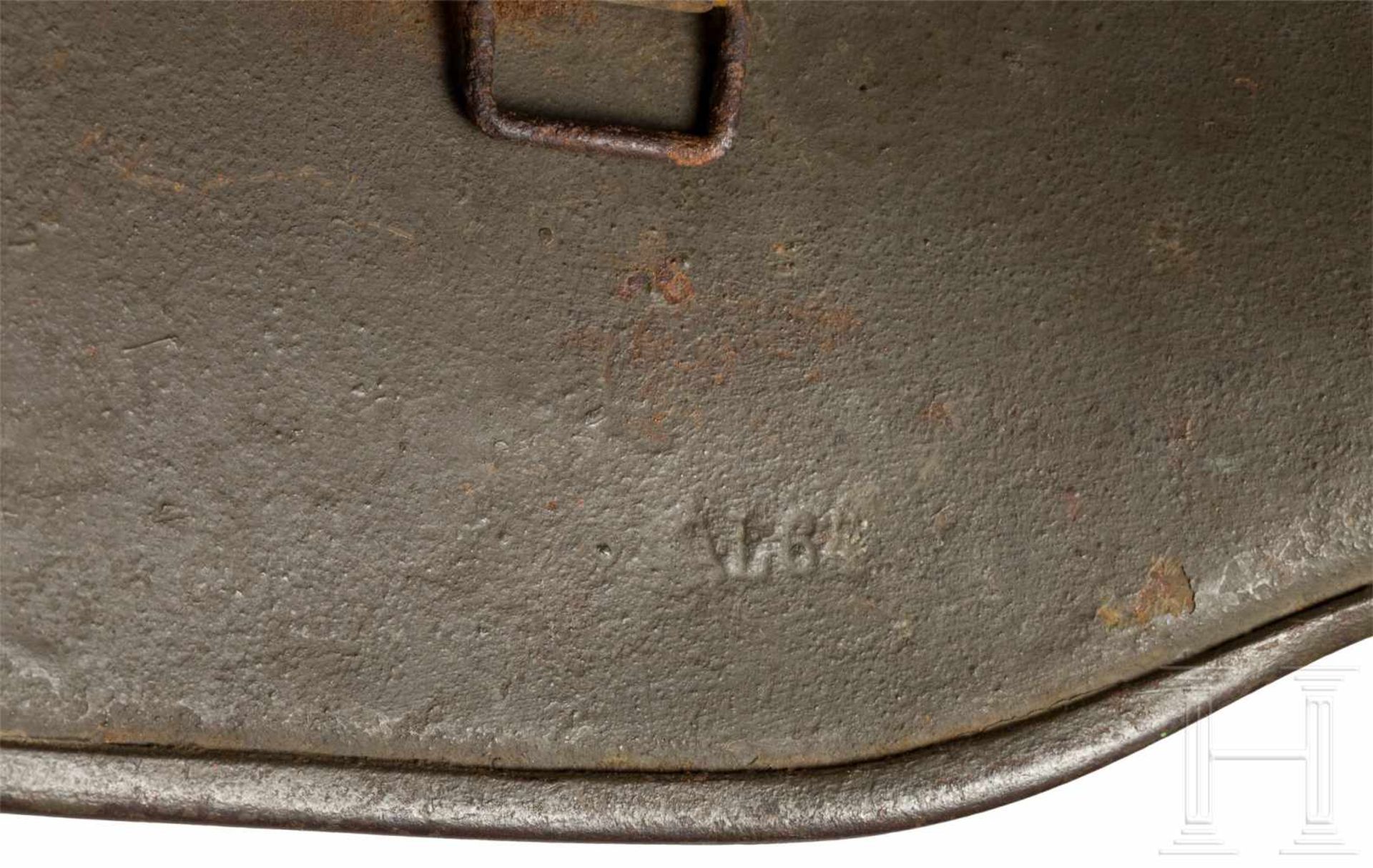 Stahlhelm M 18Feldgrau überlackierte Glocke mit unleserlicher Schlagstempelung "AL 64" (?). Seitlich - Bild 4 aus 4