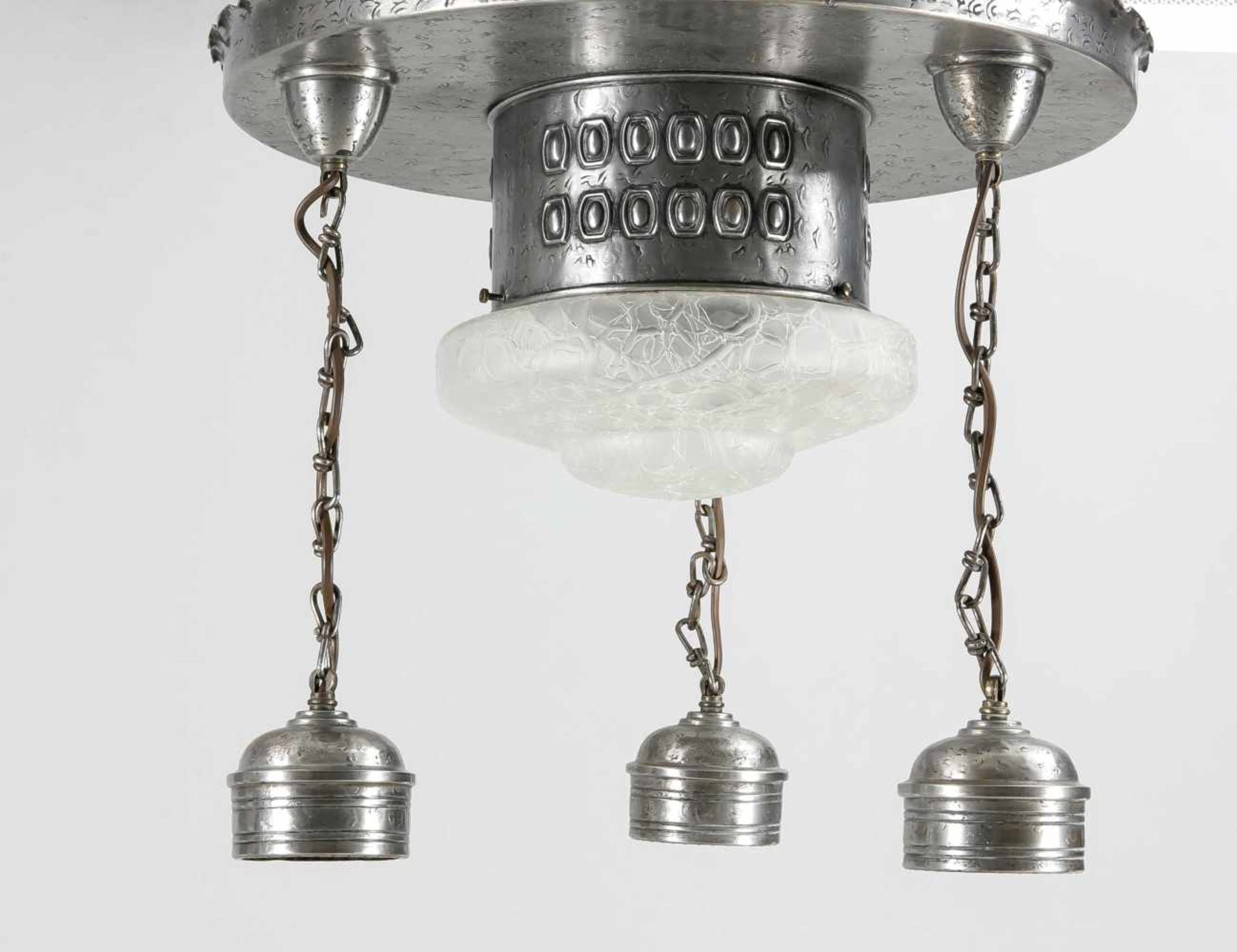 Art and Crafts-Deckenlampe um 1920, geprägtes Eisenblechgestell mit drei Lampenfassungenan Ketten, - Bild 2 aus 2