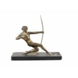P. Berjean, Bogenschütze, Bronze, Frankreich, um 1930, abgeflachte, stilisierte Figur auspatinierter