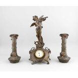 bronzierte Figuren Pendule im Jugendstil, dargestellt ist ein Geige spielender Engel,Korpus im