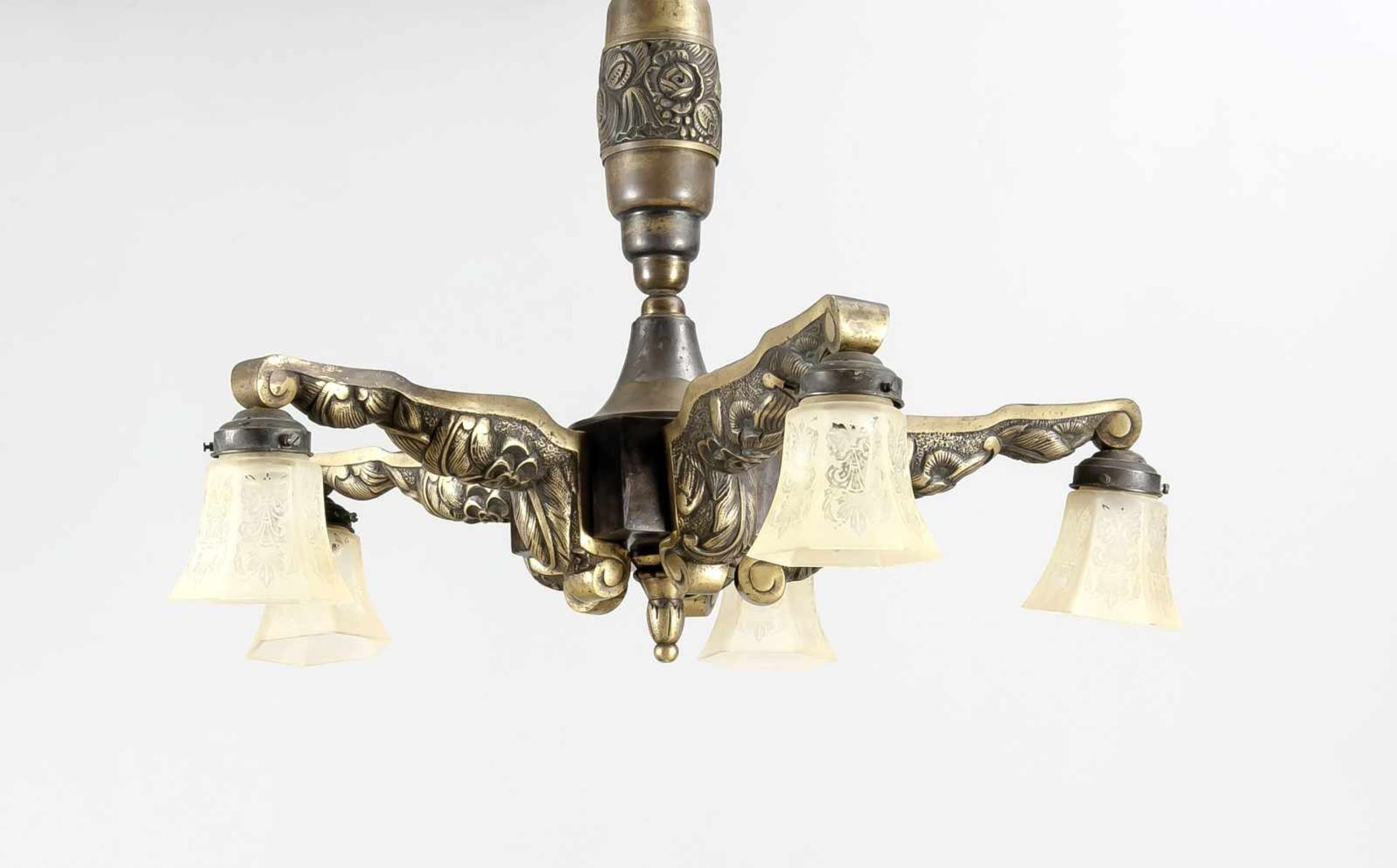 Art déco Deckenlampe um 1930, patinierte Bronze mit Floralrelief, fünf Arme mit konischenhexagonalen - Bild 2 aus 2