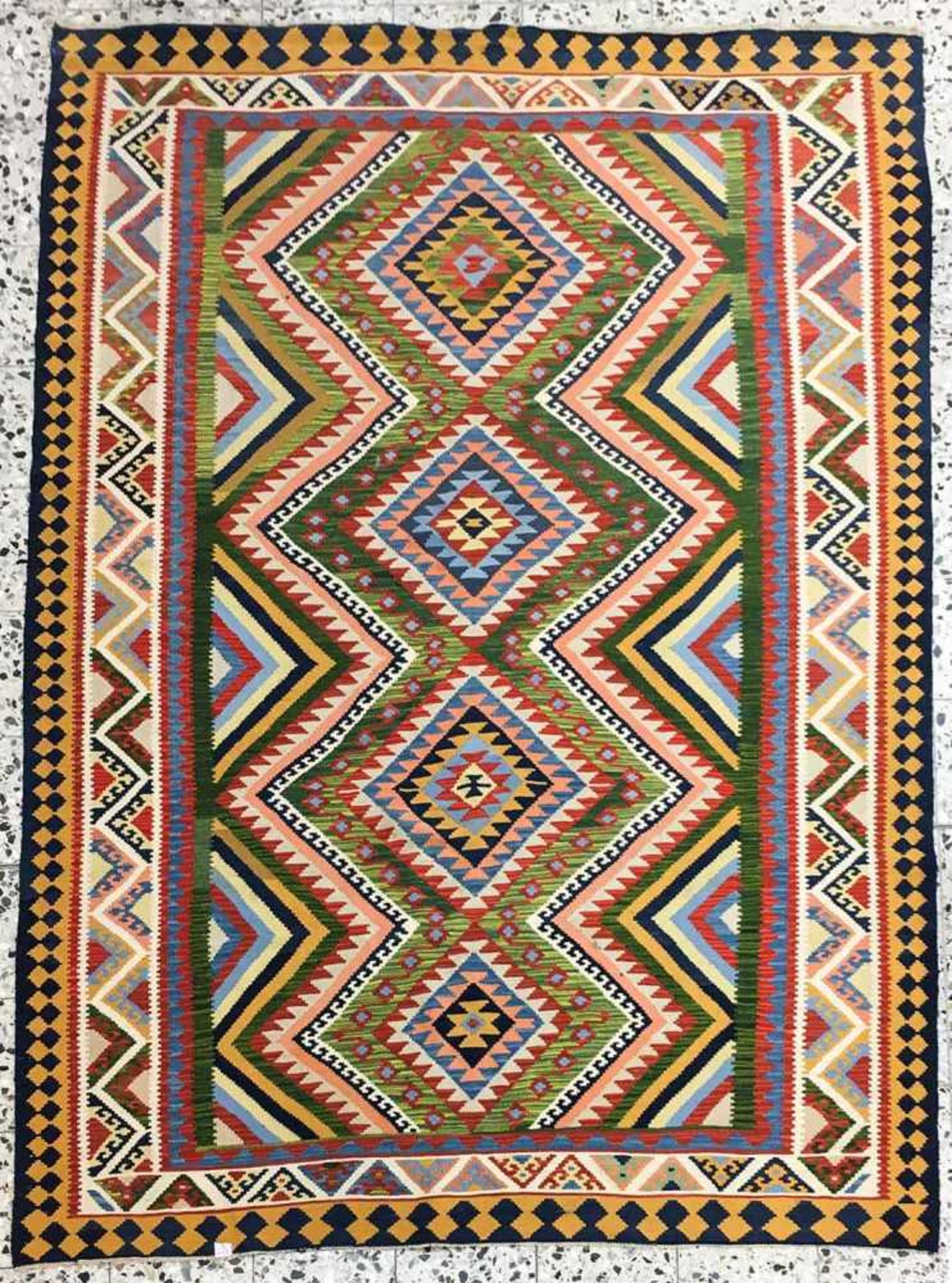 Kelim, handgearbeitetes Flachgewebe ca. 300 x 200 cm, teilweise mit Natur- undPflanzenfarben