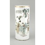 Famille-Rose-Zylindervase, China, Mitte 20. Jh., polychrome Malerei, 2 Damen auf
