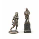 Zwei Figuren um 1900 bzw. Mitte 20.. Jh., stehender Mann aus Bronze mit Pfeife auf