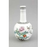 Kleine Famille-Rose-Vase, China, 20. Jh., bauchige Form mit Blumen- und Vogeldekor, langerHals mit