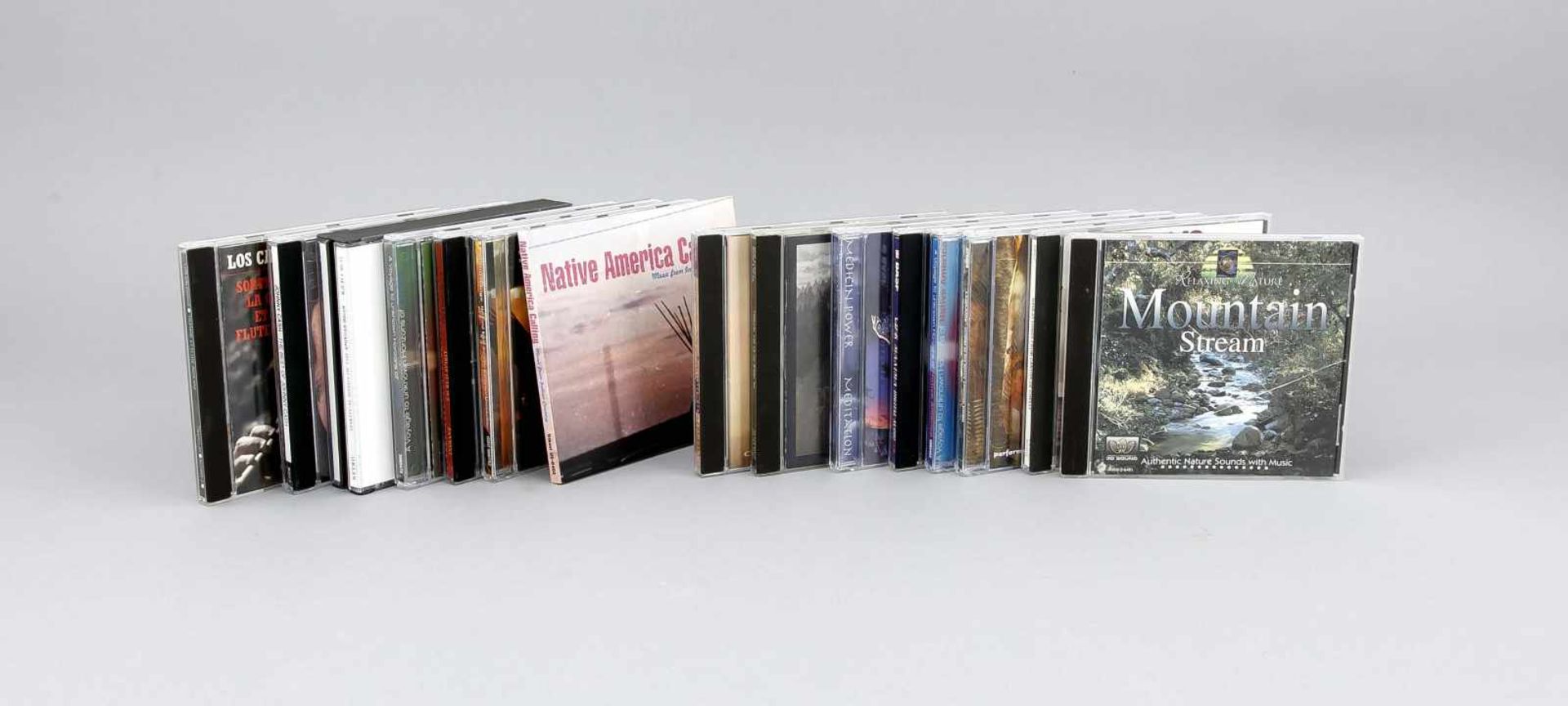 Sammlung von 15 CDs über indianische Musik, 80er bis 2000er Jahre. Bunte Zusammenstellungvon Musik