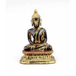 Buddha auf Lotossitz, Thailand, 18/19. Jh., rot und schwarz lackierte Bronze mit Resteneiner