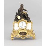 Figuren Pendule mit schreibenden Gelehrten bronziert, über der Uhr, feuervergoldeterKorpus mit