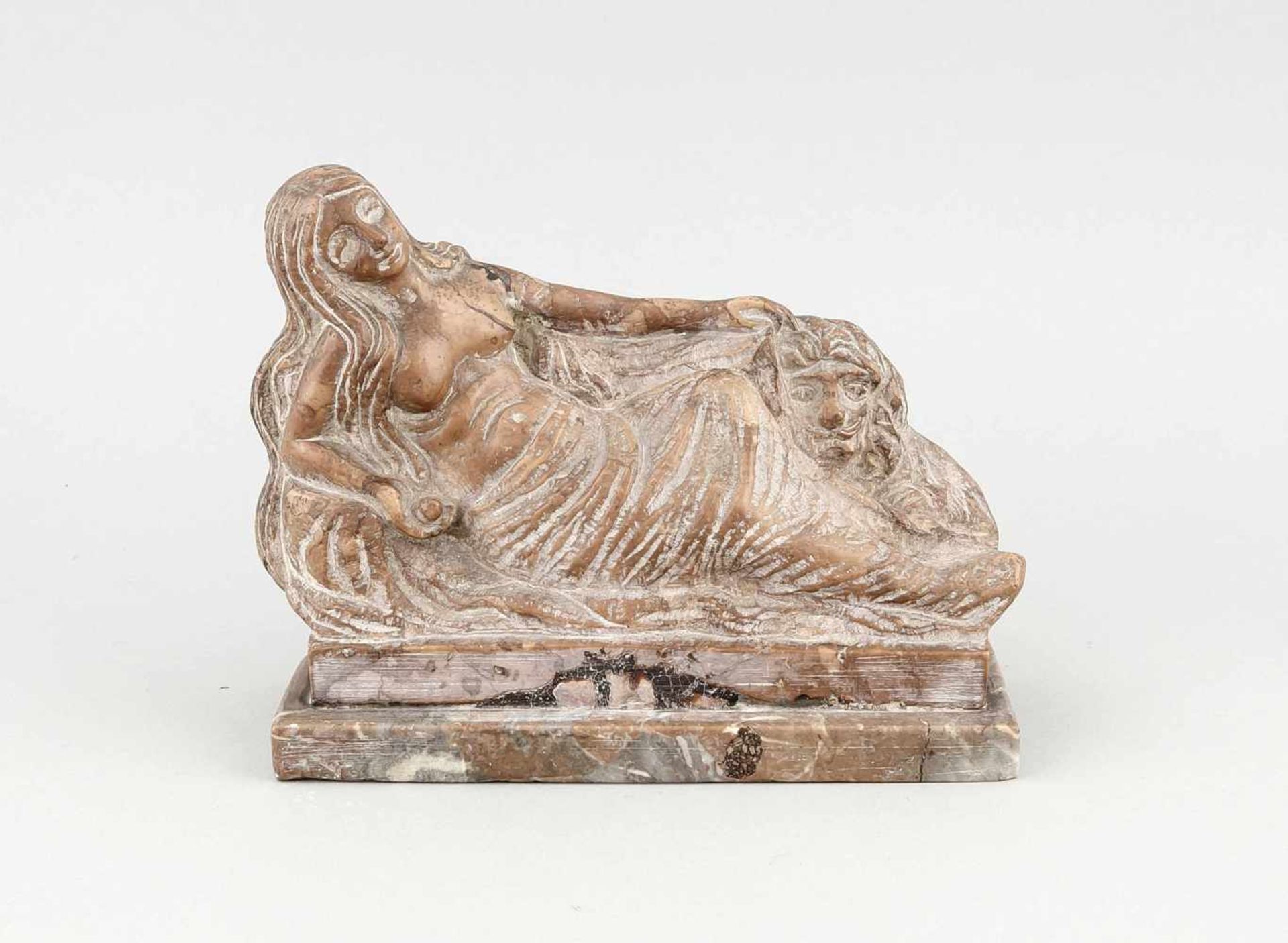 Bildhauer des 19. Jh., liegender weiblicher Akt mit einer Kugel in der geöffneten Hand undeinem