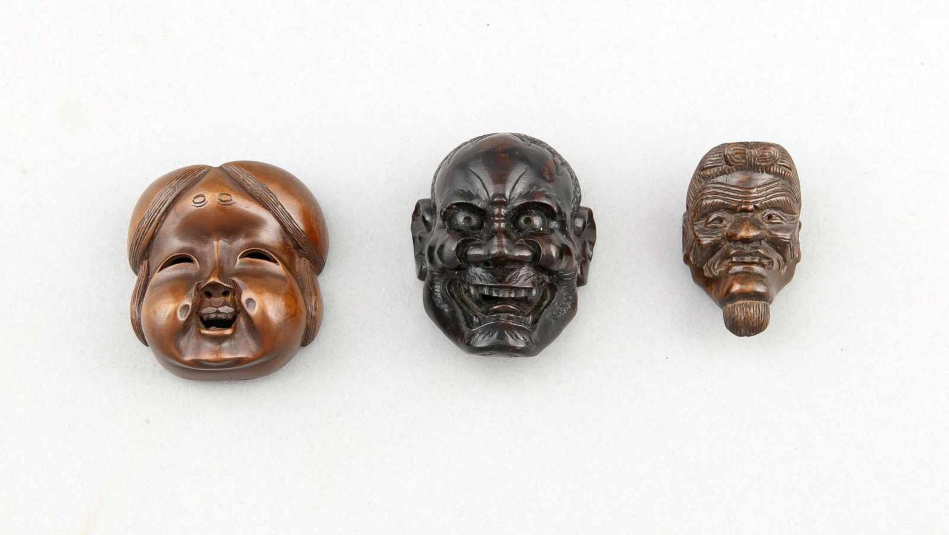 3 Miniatur No-Masken, Japan, 20. Jh., Buchsbaum, geschnitzt, verso jeweils sign., H. 3,7bis 5,1