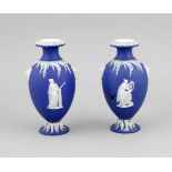 Paar Wedgewood Vasen, England, 20. Jh., Amphorenform, sog. Jasper-ware, antikisierendeFiguren auf