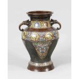 Asiatische Balustervase, 19. Jh., Bronze mit polychromem Emailledekor, runder Standring,am kurzen