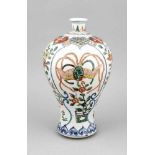 Famille-Verte Vase (Meiping), China, wohl 19. Jh., Dekor in Unterglasur-Blau undpolychromem