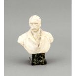 Bildhauer um 1900, Büste von Bismarck, Alabaster auf Serpentinsockel, unsign., an derlinken Schulter