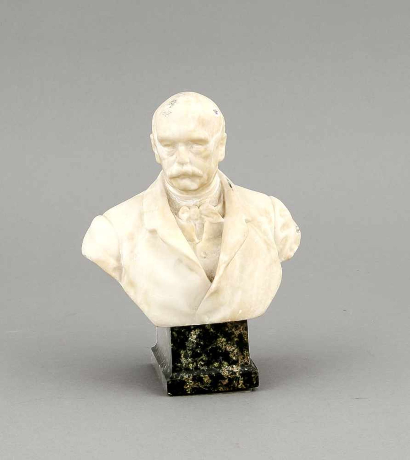 Bildhauer um 1900, Büste von Bismarck, Alabaster auf Serpentinsockel, unsign., an derlinken Schulter