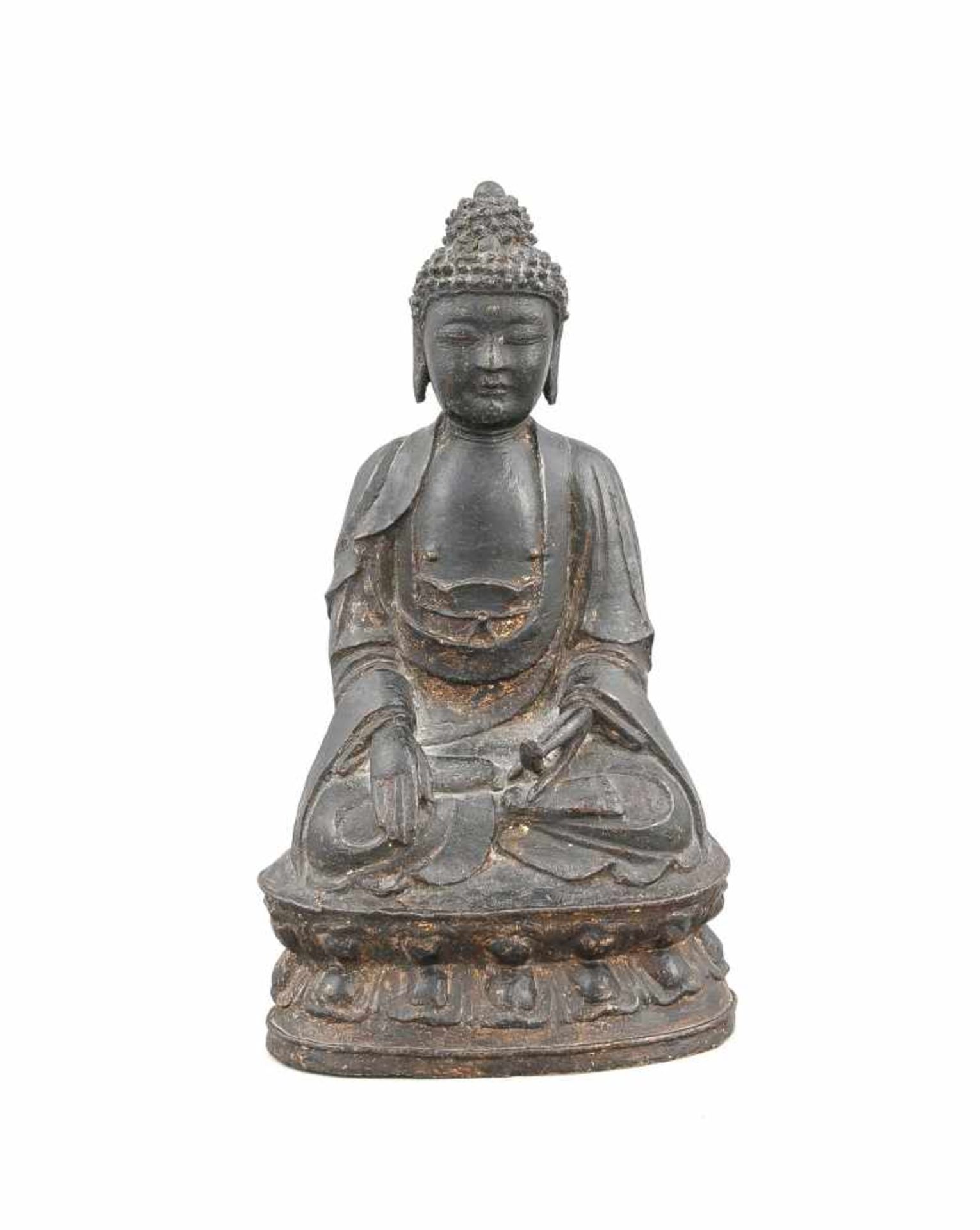 Buddha, China, wohl Ming-zeitlich, 16.-17. Jh., Bronzeguss mit Resten einerFeuervergoldung, dunkle