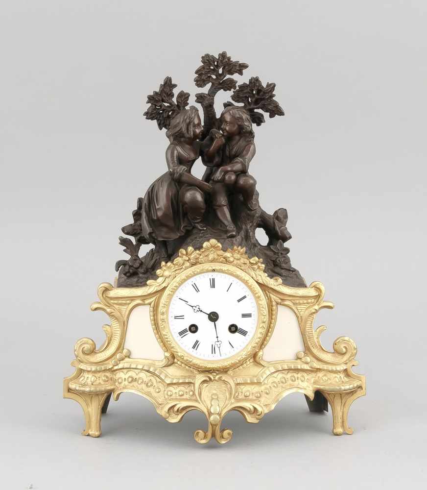 Pendule vergoldet, mit bronzierten Mädchen in der Natur, verziert mit floralen Motiven,weißes