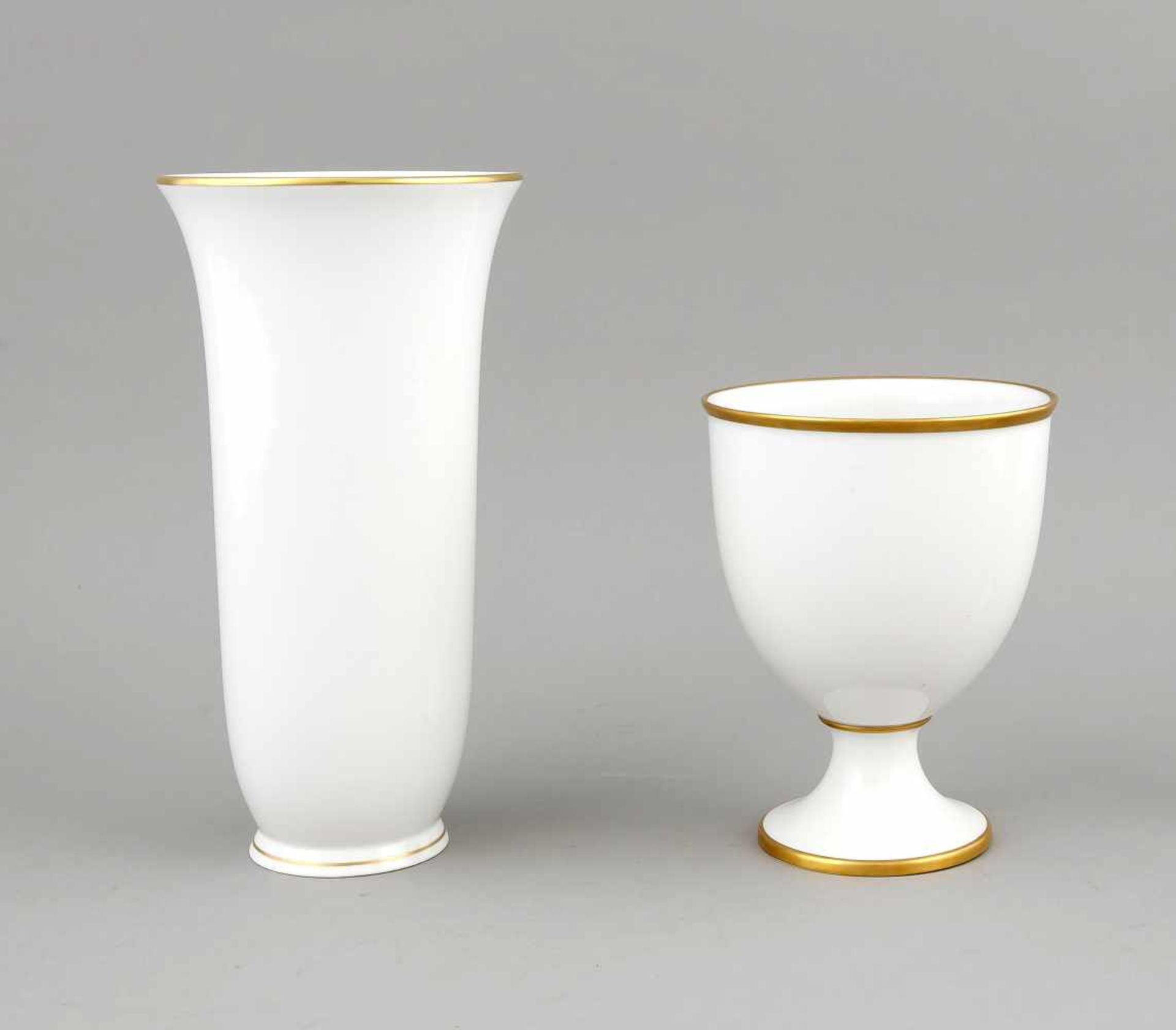 Zwei Vasen, KPM Berlin, Marken 1962-92, 2. W., Bechervase, H. 25 cm, Fußschale/Aussenteilvom