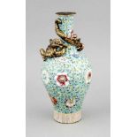 Famille-Rose-Vase, China, 19./20. Jh.?, Yongzheng-Siegelmarke in Kobaltblau. Balusterformmit