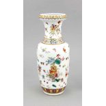 Famille-Rose Vase, China, wohl Mitte 19. Jh., Balusterform mit wulstigem Lippenrand.Polychromer